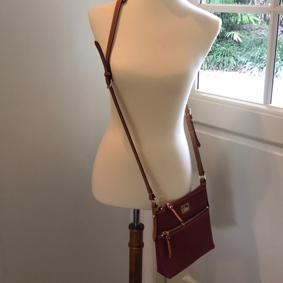 Dooney & Bourke red leather crossbody bag - Picture 6 of 7
